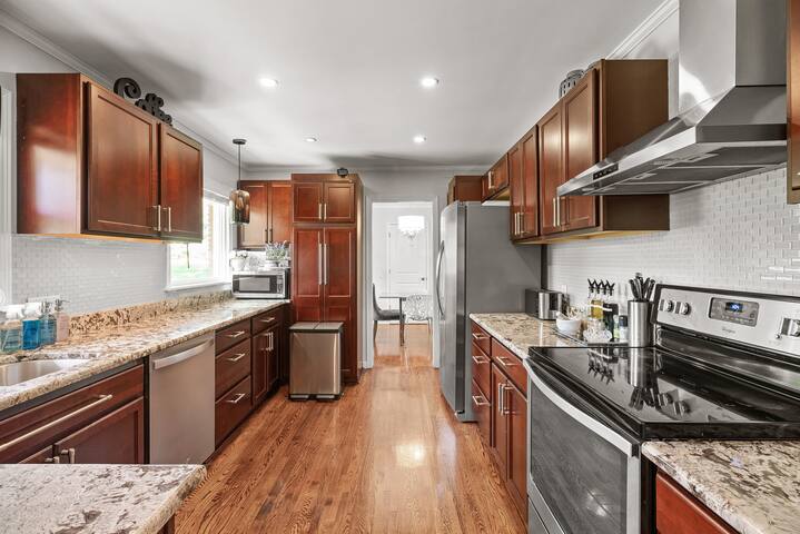 16+Wayzata home! Central, Comfortable, Peaceful. gallery image 4