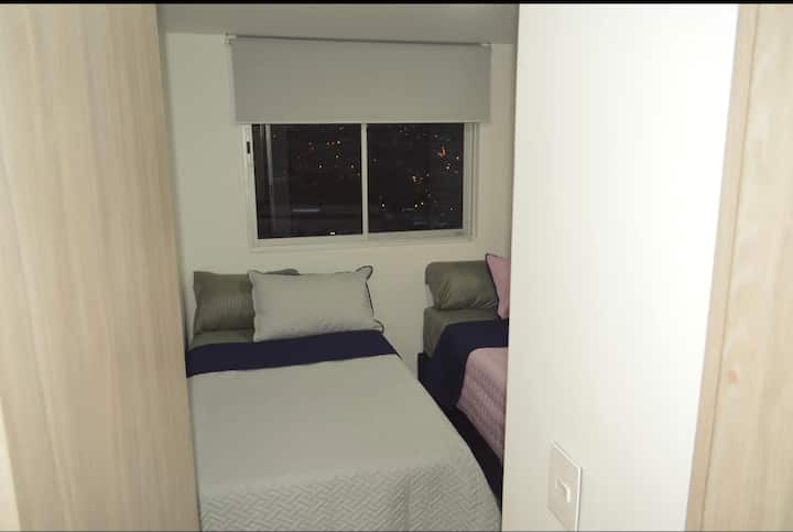 غرفة إضافية 1، تحتوي على سريران مفردان وخزانة ملابس.