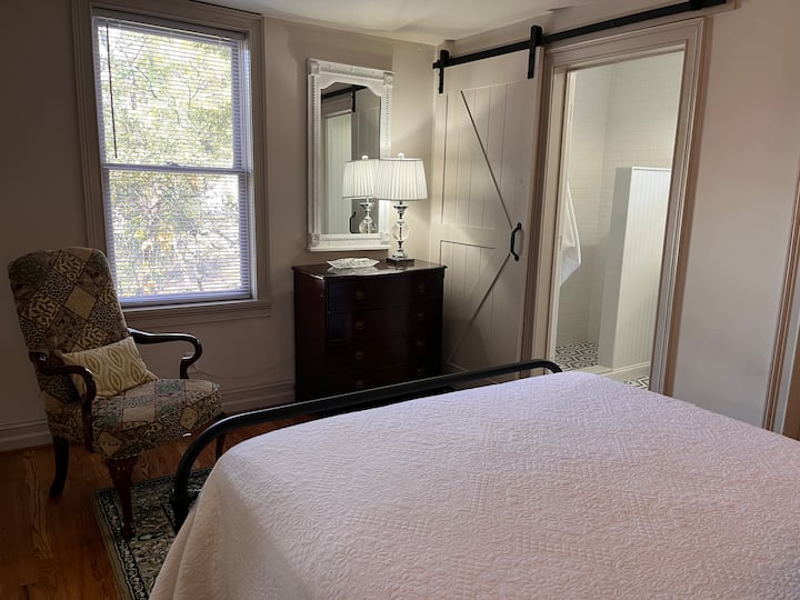 Spálňa zahŕňa posteľnú bielizeň, prikrývku, sušič vlasov a žehličku.