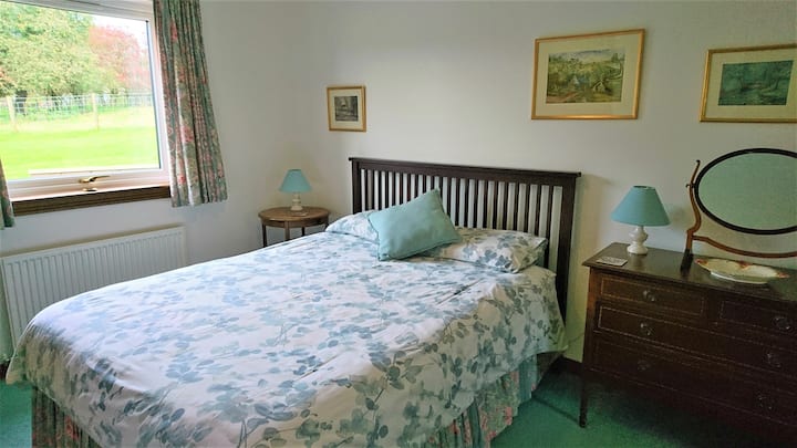 ห้องนอนขนาดคิงไซส์พร้อมห้องอาบน้ำในตัว