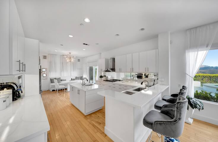 Villa w/View of Hollywood Sign in Gated Community gallery image 3