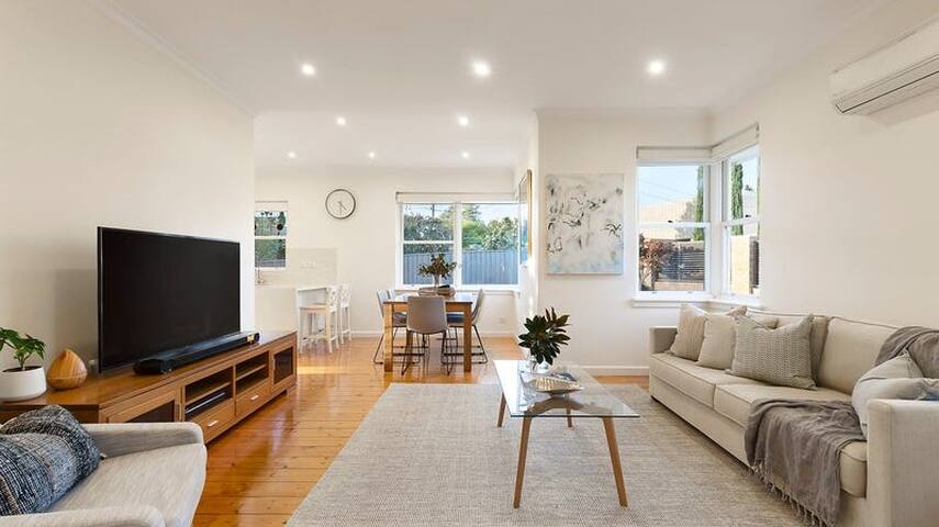 Beautiful Brighton East home in quiet court gallery image 2