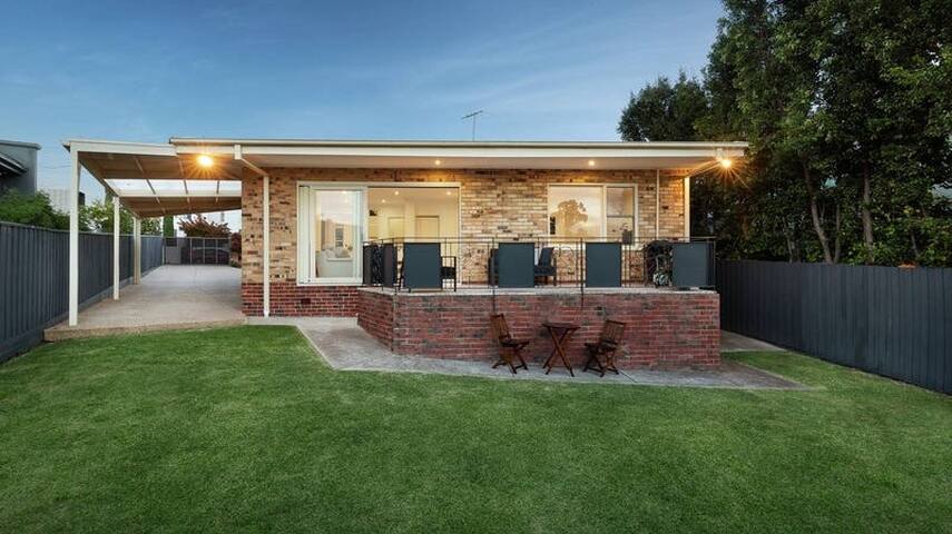 Beautiful Brighton East home in quiet court gallery image 3