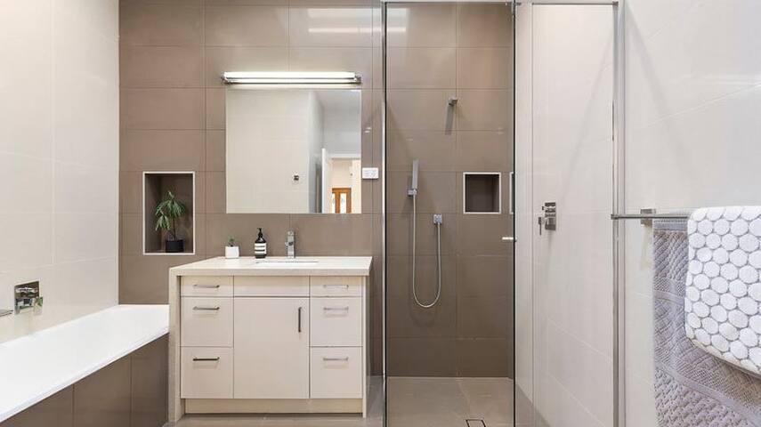 Beautiful Brighton East home in quiet court gallery image 5