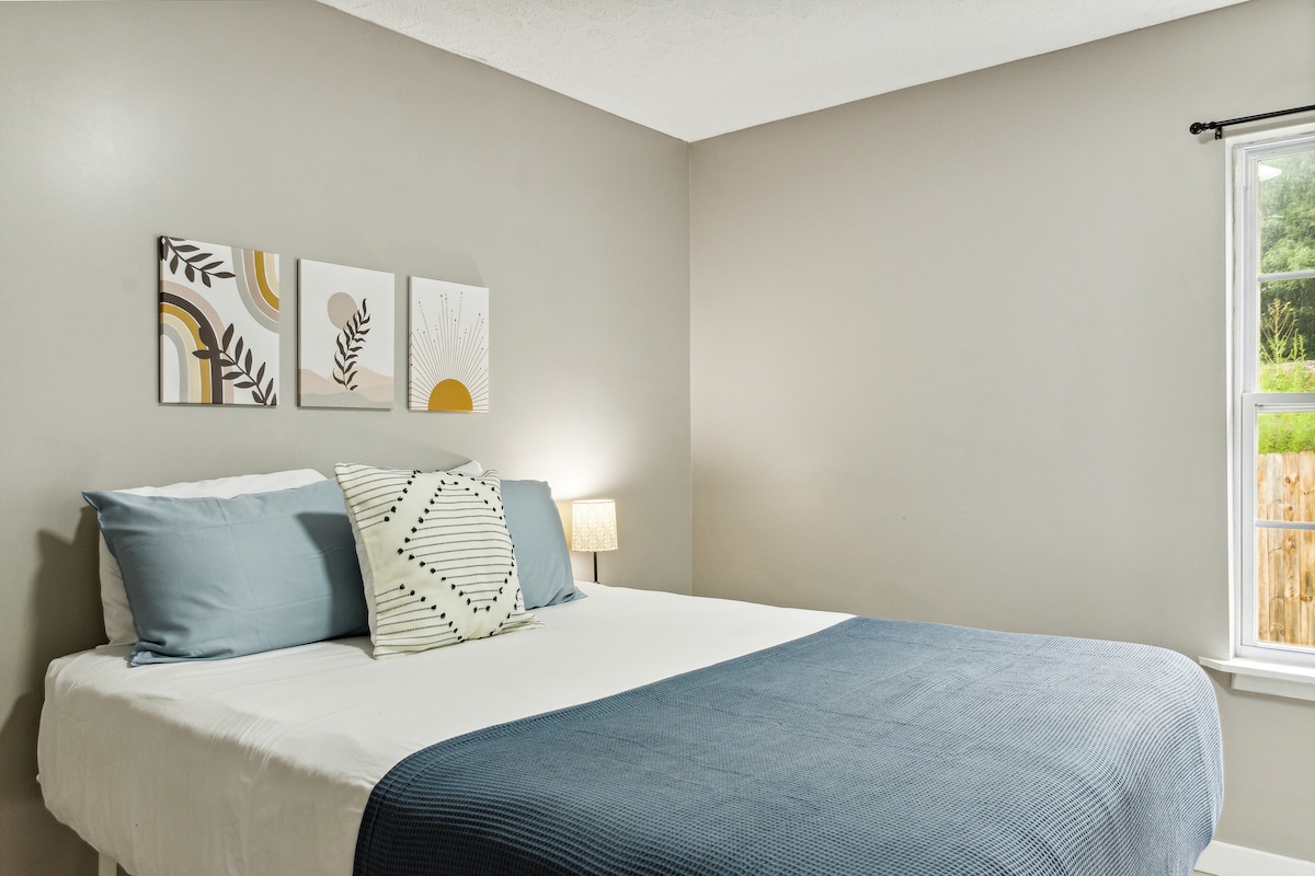 Chumba cha kulala kilicho na kitanda aina ya queen. Magodoro ya povu ya kumbukumbu. Televisheni ya kibinafsi.