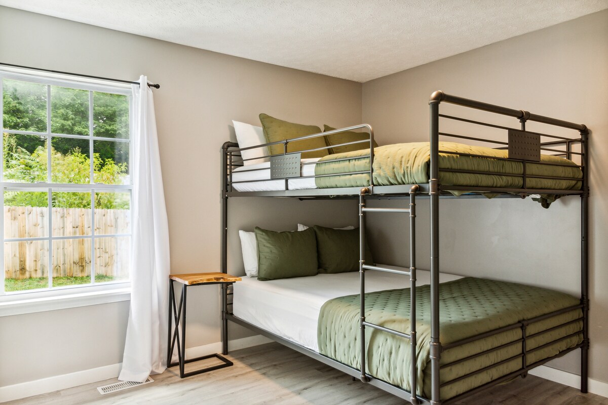 Chumba cha kulala chenye vitanda viwili vya malkia. Magodoro ya povu ya kumbukumbu. Televisheni ya kibinafsi.