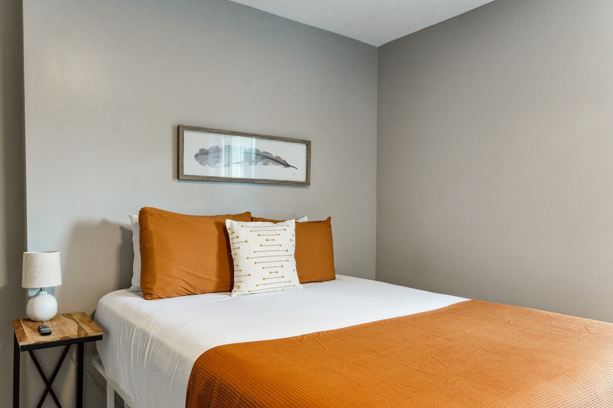 Chumba cha kulala cha Master kilicho na godoro la sponji lenye sponji. Binafsi bwana bafuni masharti. Binafsi TV.