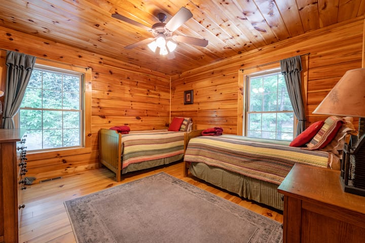 Dormitorio de invitados con dos camas individuales