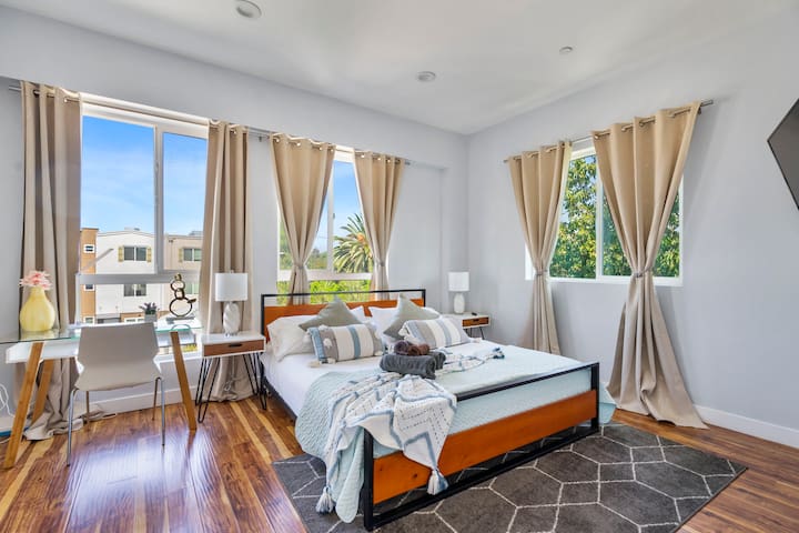 Sunny LA Family Getaway | 4BR | Balcony | Parking