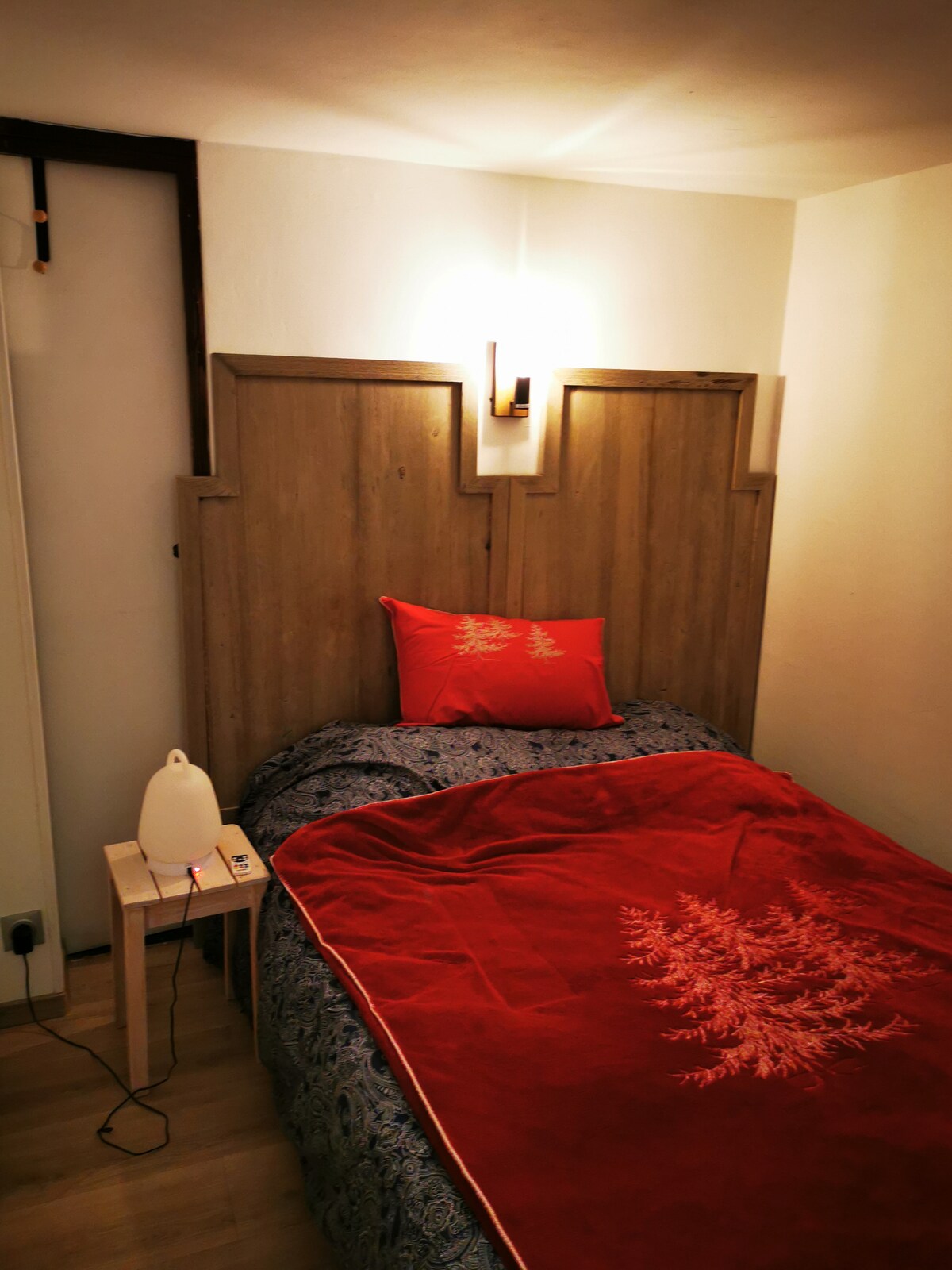 غرفة نوم تضم سريرين 140 وخزانة تخزين 