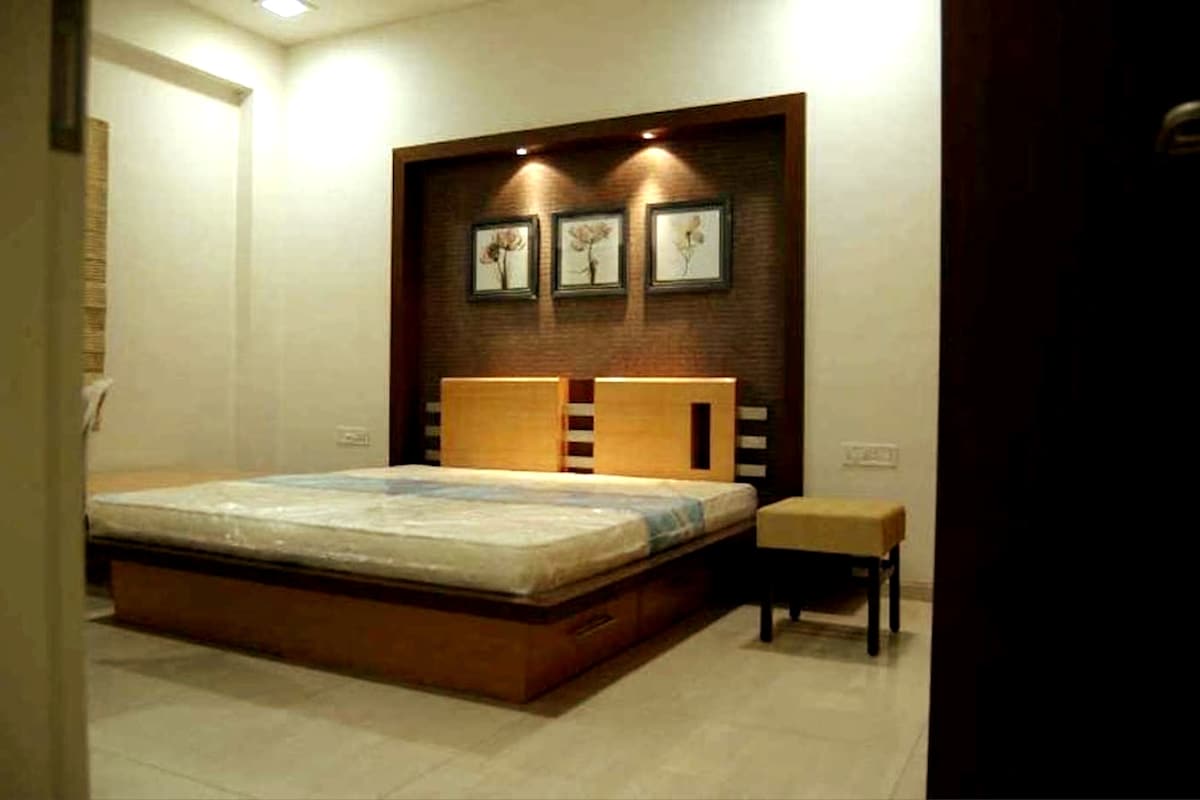 Hoofdslaapkamer met een eigen badkamer en inbouwkasten.