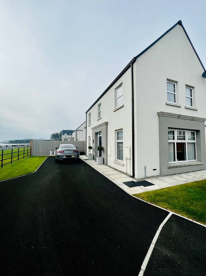 Beautiful 3 Bedroom Home, right beside the Sea! Houses for Rent in