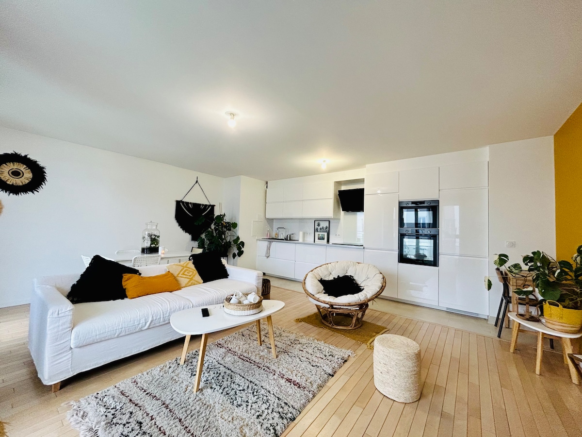 Top performing Airbnb: Large 2-room apartment in Romainville – Near Pantin (L5) in Romainville
