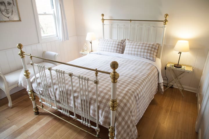 Writer’s Cottage, luxury Hobart gallery image 4