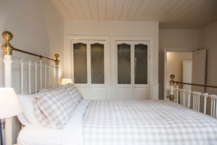 Writer’s Cottage, luxury Hobart gallery image 5