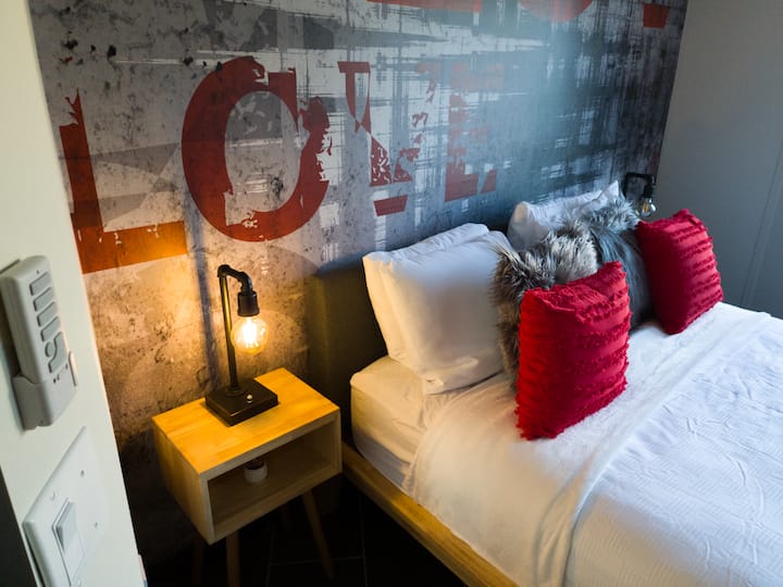 Rilassati in questa camera da letto dal design unico con cuscini accoglienti.