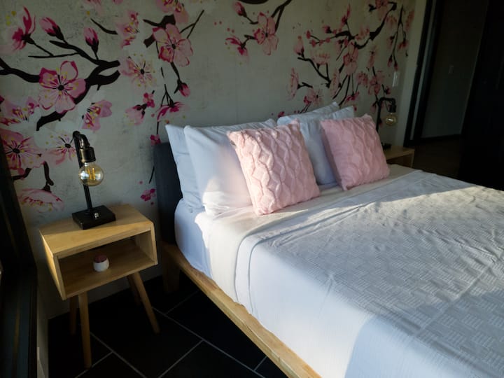 Sogna in una camera da letto tranquilla e splendidamente decorata con un tocco di natura.