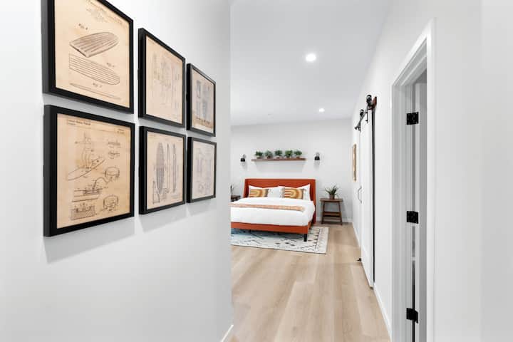 Спалнята на изгрева е основният ви апартамент! Разполага с двойно легло king size, луксозно спално бельо Brooklinen, голям дрешник, самостоятелна баня, специална работна зона и достъп до задния двор чрез големия плъзгач. 