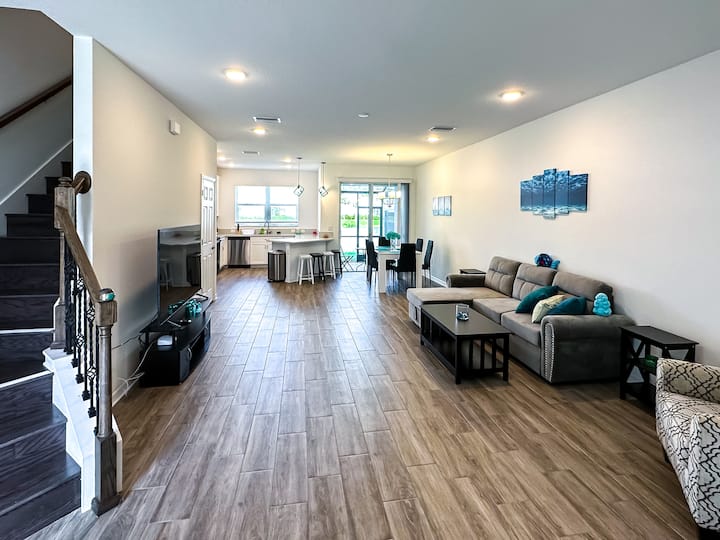 Stylish New Townhouse With A Lake View - Sarasota, FL
