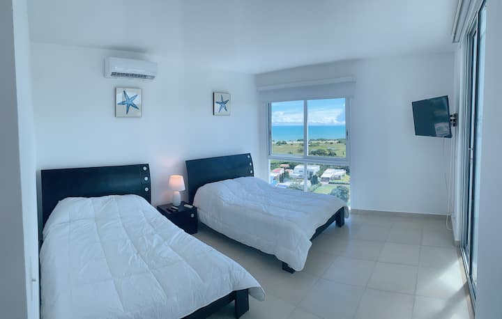 Room with double beds / Bedroom with double beds 