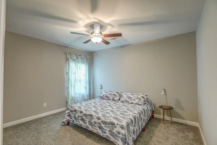 Спалня 1 предлага удобно двойно легло king size, скрин, огледало в цял ръст и голям дрешник със закачалки и закачалка за куфари.