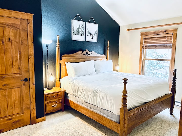 Спална соба 1 - брачен кревет и сопствена бања