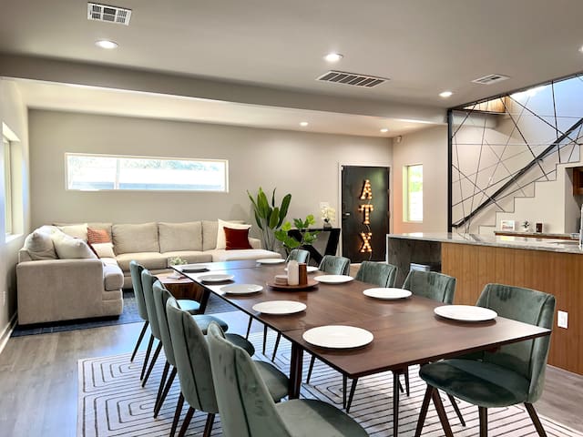 Modern DT Retreat w/ Hot Tub King Bed Fast Wi-Fi