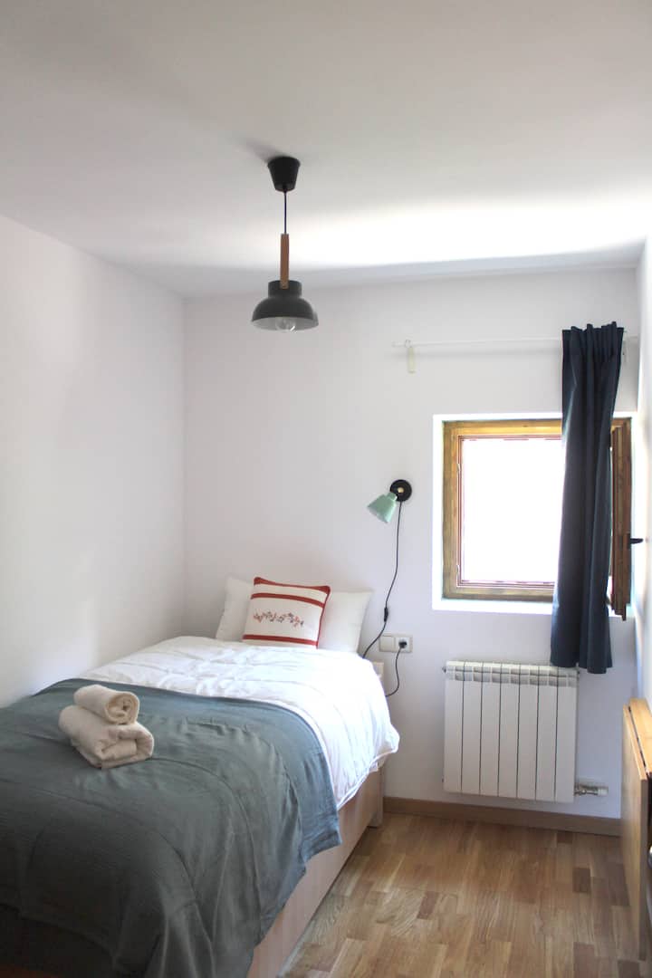 Habitación pequeña con cama nido guardada