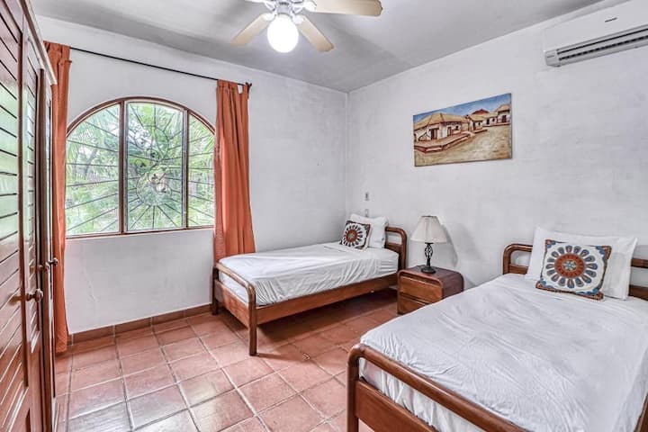 Dormitorio doble en la planta baja con amplio espacio en el armario. Todas las habitaciones habitadas con aire acondicionado y ventilador de techo.