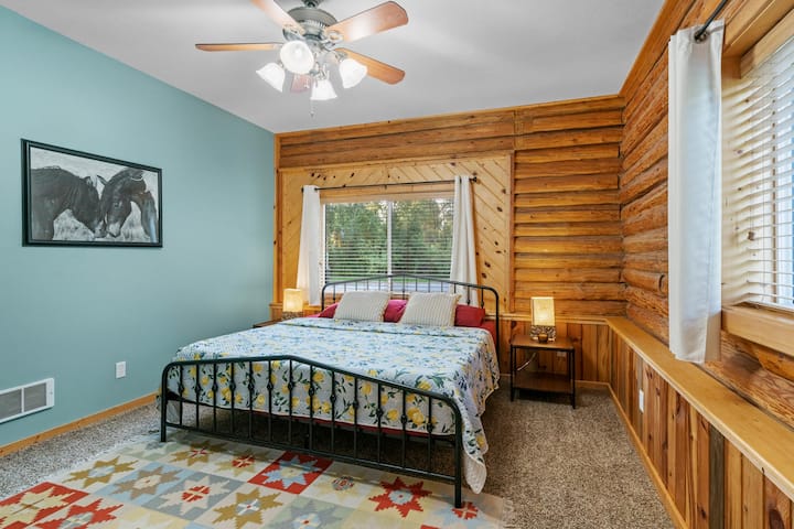 تحتوي غرفة النوم رقم4 على سرير كينج ومساحة كبيرة.