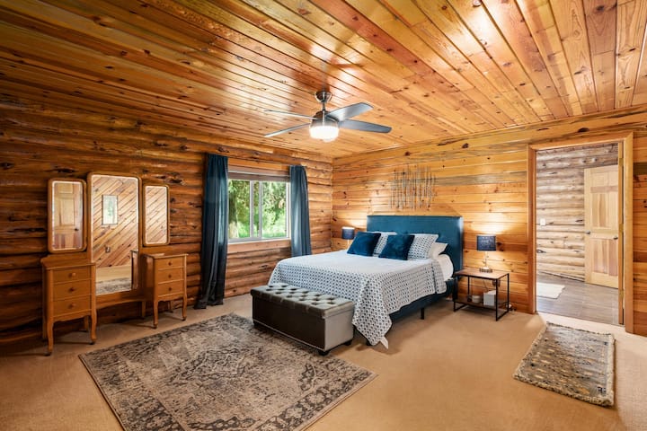 تحتوي غرفة النوم رقم2 على سرير بحجم كوين ومساحة كبيرة.