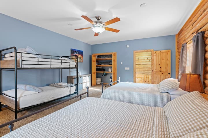 تحتوي غرفة النوم رقم3 على سريرين كبيرين وسرير مزدوج بطابقين.