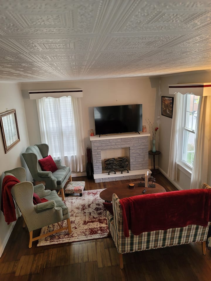 Queen City Quarters- Cozy, Historic, 1920s Home - Cumberland, MD