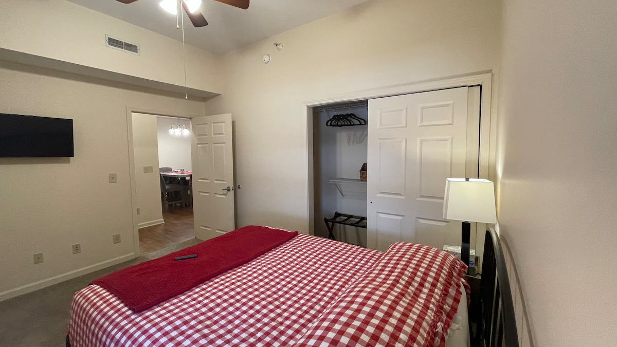 Schlafzimmer #1 verfügt über ein Queensize-Bett, einen Fernseher, Verdunkelungsvorhänge und eine Ladestation für Elektronik.