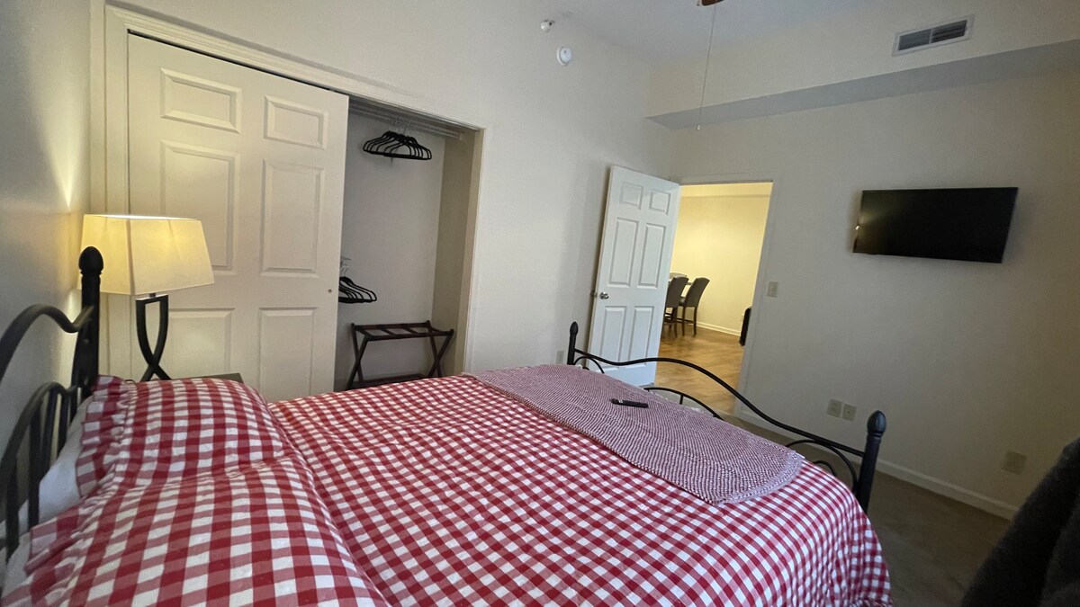 Schlafzimmer #2 verfügt über ein Queensize-Bett, einen Fernseher, Verdunkelungsvorhänge und eine Ladestation für Elektronik.