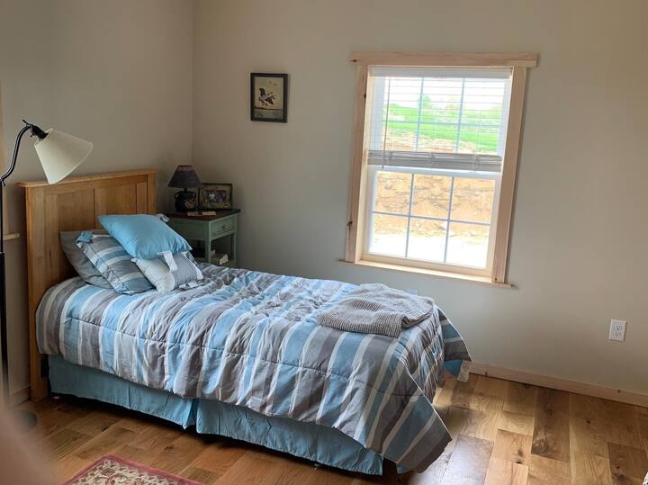 Პირდაპირ კიბეზე არის პირველი საძინებელი, რომელშიც შედის 2 ტყუპი საწოლი და კარადა. 