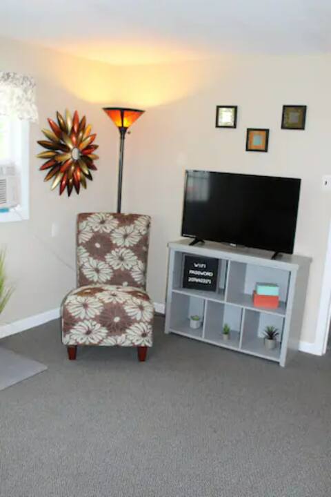 Modern and quiet 2 bedroom apt with private deck.