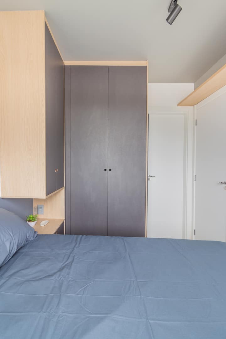 שקע USB לטעינה , מתגי מגע ובקרת קול.