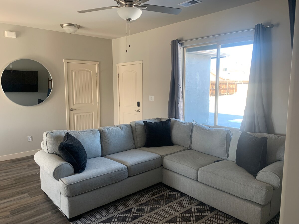 Top Airbnb: Squeaky Clean~Like New~Comfy 3 Bedroom Home in Grand Junction