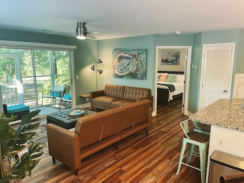 St James - King Bed & Porch (No Cleaning Fee)