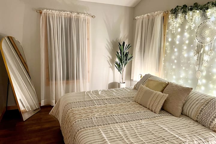 宁静的主卧室，配备豪华加大双人床记忆泡沫床垫