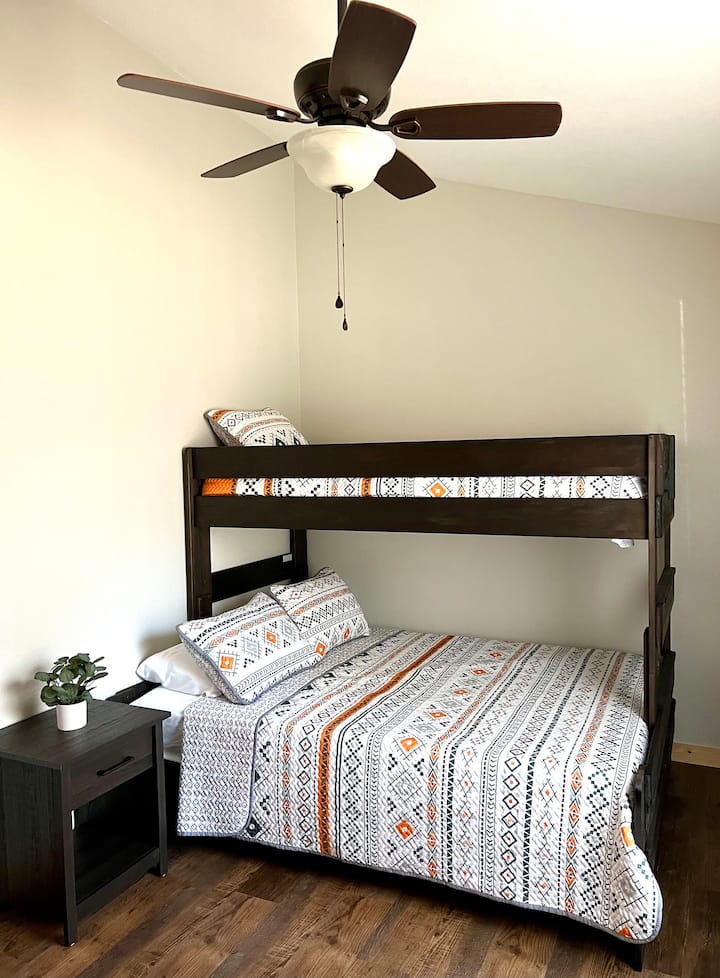 第二间卧室配有标准双人床底层和超大双人床，两张豪华泡沫床垫均适合成人和/或儿童入住。 