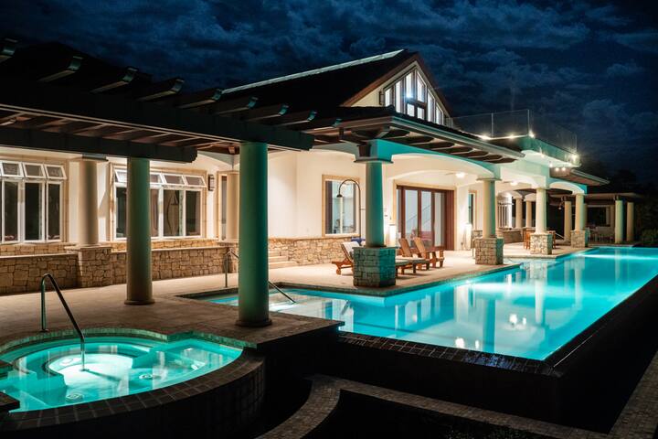 Luxury Kona Mansion: Infinity Pool & Epic Views gallery image 2