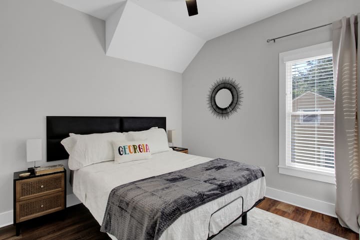 El dormitorio en blanco y negro tiene una cama ajustable tamaño queen con control remoto. 