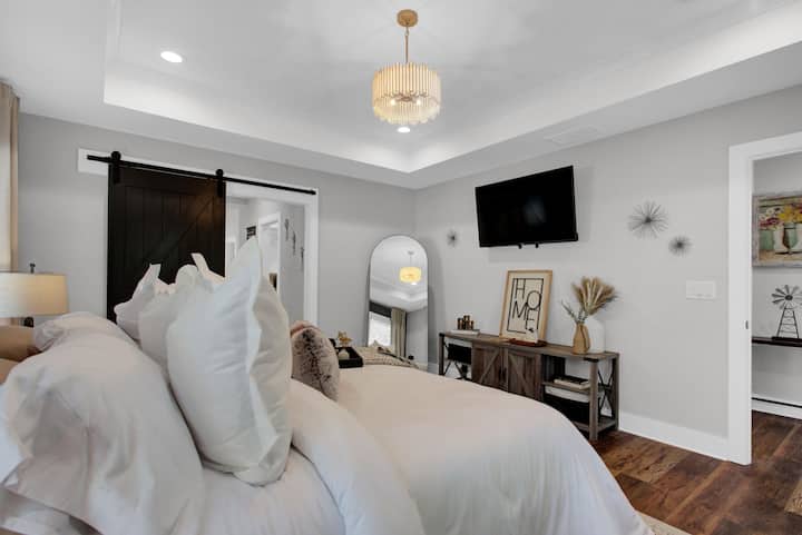 Dormitorio principal con cama ajustable tamaño king con control remoto en el nivel principal.