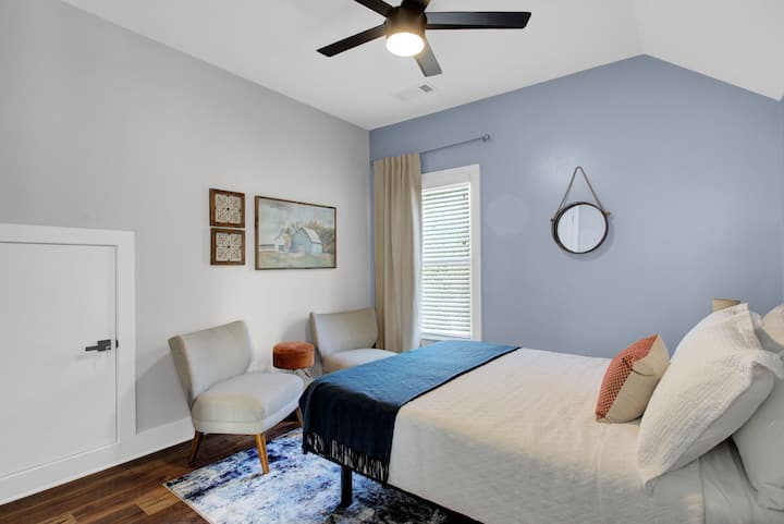 La habitación azul tiene una cama ajustable de tamaño queen con control remoto.  