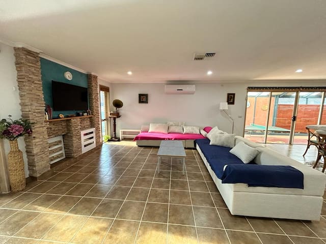 Full Hse Hot&Cold Aircon/3.5Baths/Huge Living Area