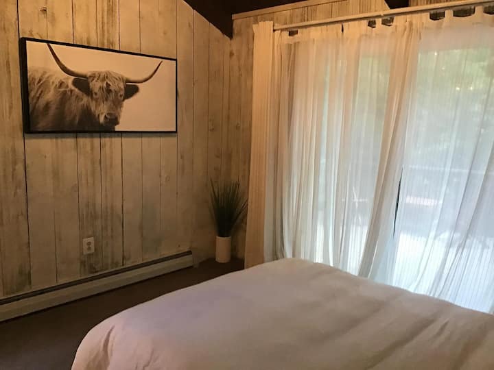 חדר שינה ראשי עם חדר רחצה ראשי ומרפסת