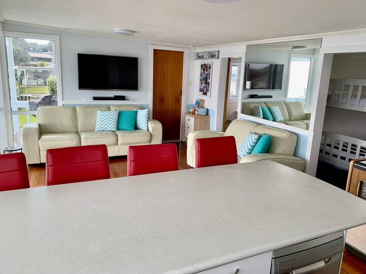 Vintage, Retro Bach With Stunning Sea Views - Waiwera