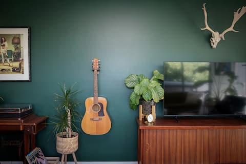 Modern 1-bed with vintage charm